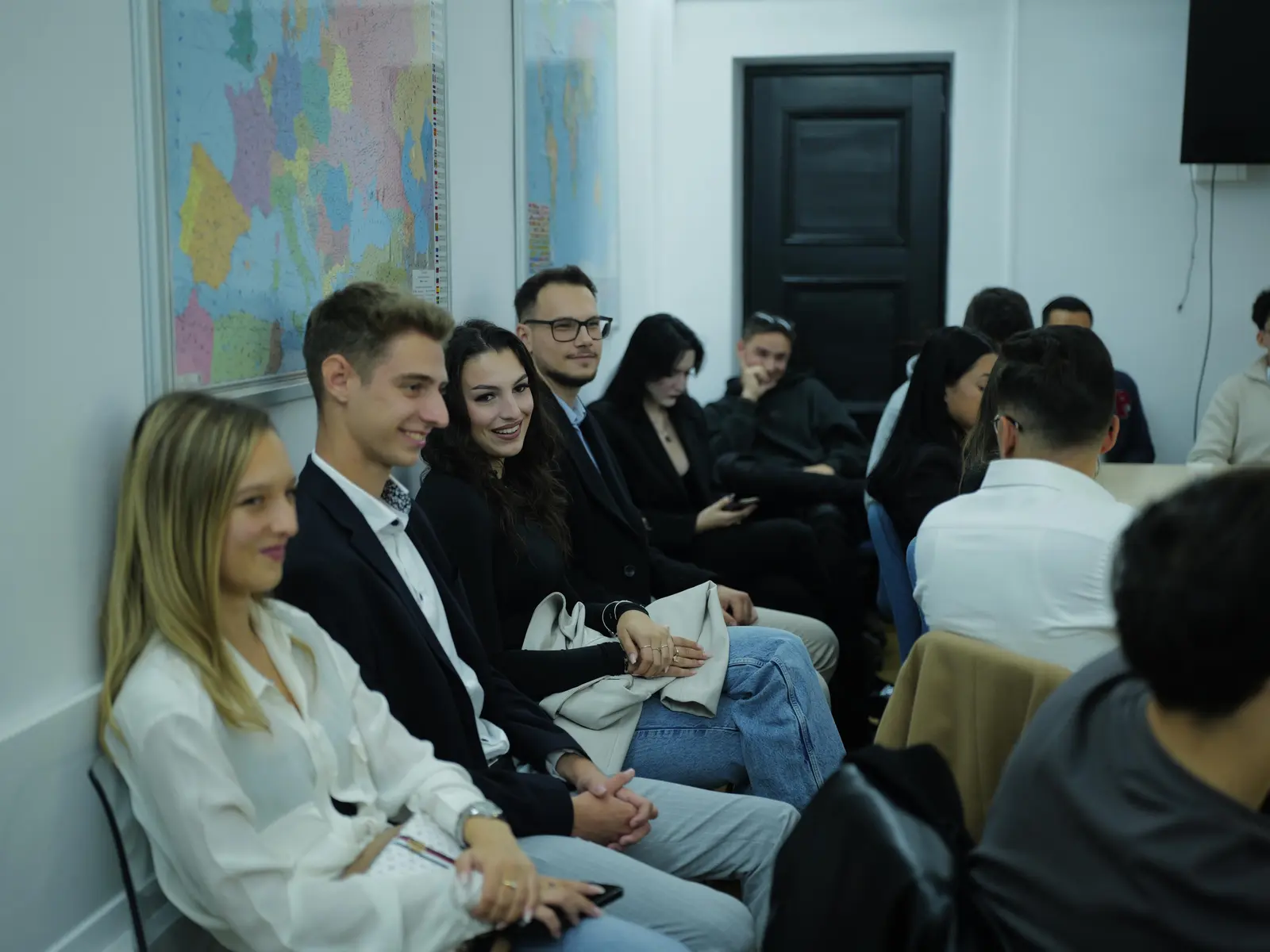 Studenți participanți la o activitate CSL București